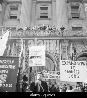 Vor dem Rathaus, San Francisco, Kalifornien. Die Arbeiterallianz, die Works Progress Administration (WPA) organisieren simultane Demonstrationen in den großen Städten der Nation, die die Hilfsaneignung durch den Kongress der Vereinigten Staaten gekürzt haben. [Zeichen: „Wir können einfach mit 55 US-Dollar überleben“; „WPA auf 4.000.000 Arbeitsplätze ausweiten“]. Stockfoto