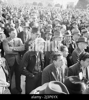 Hören von Reden bei einer Massenversammlung von Arbeitern der Works Progress Administration (WPA), die gegen die Kürzung der Hilfsermächtigungen im Kongress protestieren. San Francisco, Kalifornien. Stockfoto