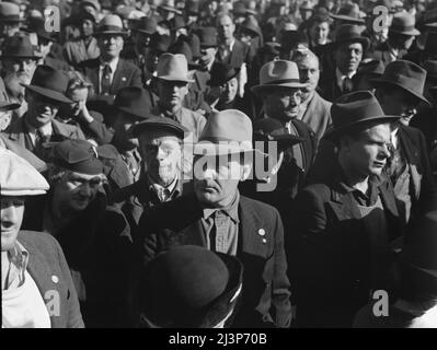 Hören von Reden bei einer Massenversammlung von Arbeitern der Works Progress Administration (WPA), die gegen die Kürzung der Hilfsermächtigungen im Kongress protestieren. San Francisco, Kalifornien. Stockfoto