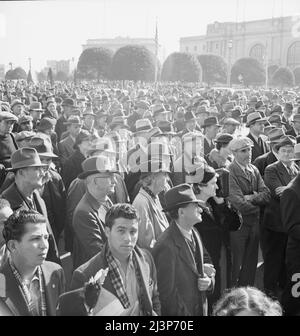 Hören von Reden bei einer Massenversammlung von Arbeitern der Works Progress Administration (WPA), die gegen die Kürzung der Hilfsermächtigungen im Kongress protestieren. San Francisco, Kalifornien]. Stockfoto