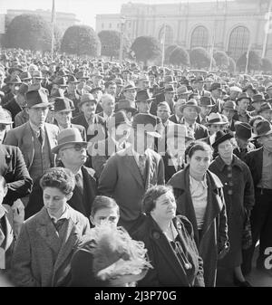 Hören von Reden bei einer Massenversammlung von Arbeitern der Works Progress Administration (WPA), die gegen die Kürzung der Hilfsermächtigungen im Kongress protestieren. San Francisco, Kalifornien. Stockfoto