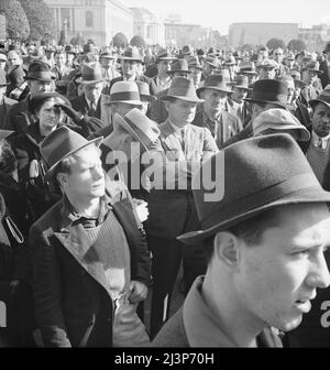 Hören von Reden bei einer Massenversammlung von Arbeitern der Works Progress Administration (WPA), die gegen die Kürzung der Hilfsermächtigungen im Kongress protestieren. San Francisco, Kalifornien. Stockfoto