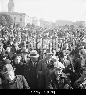 Hören von Reden bei einer Massenversammlung von Arbeitern der Works Progress Administration (WPA), die gegen die Kürzung der Hilfsermächtigungen im Kongress protestieren. San Francisco, Kalifornien. Stockfoto