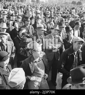 Hören von Reden bei einer Massenversammlung von Arbeitern der Works Progress Administration (WPA), die gegen die Kürzung der Hilfsermächtigungen im Kongress protestieren. San Francisco, Kalifornien. Stockfoto