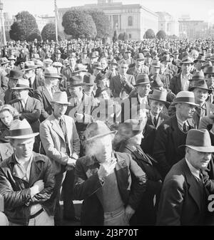 Hören von Reden bei einer Massenversammlung von Arbeitern der Works Progress Administration (WPA), die gegen die Kürzung der Hilfsermächtigungen im Kongress protestieren. San Francisco, Kalifornien. Stockfoto