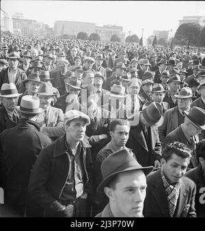 Hören von Reden bei einer Massenversammlung von Arbeitern der Works Progress Administration (WPA), die gegen die Kürzung der Hilfsermächtigungen im Kongress protestieren. San Francisco, Kalifornien. Stockfoto