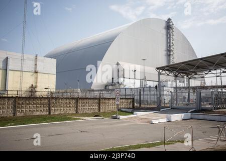 Tschernobyl, Ukraine. 10. April 2019. Die neue Schutzkonstruktion umfasst die Überreste der Reaktor Nummer 4 im Kernkraftwerk Tschernobyl, in der Katastrophe von Tschernobyl im Jahr 1986 zerstört. Die Anlage befindet sich jetzt in der Sperrzone von Tschernobyl in der Ukraine. Stockfoto