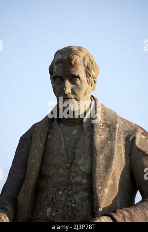 Statue von Henry Bell, Vater der Dampfschifffahrt, der ersten Person, die eine Dampfmaschine für kommerzielle Zwecke auf ein Boot setzte, Rhu, Schottland Stockfoto