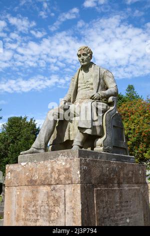 Statue von Henry Bell, Vater der Dampfschifffahrt, der ersten Person, die eine Dampfmaschine für kommerzielle Zwecke auf ein Boot setzte, Rhu, Schottland Stockfoto