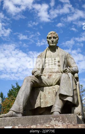 Statue von Henry Bell, Vater der Dampfschifffahrt, der ersten Person, die eine Dampfmaschine für kommerzielle Zwecke auf ein Boot setzte, Rhu, Schottland Stockfoto