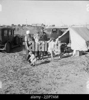 Ein Teil der Familie kam am Abend zuvor aus Rockwell, Texas, an. Wir haben uns im ganzen Land entschieden. Lagerte auf dem Flussboden. In Der Nähe Von Holtville. Imperial Valley, Kalifornien. Stockfoto