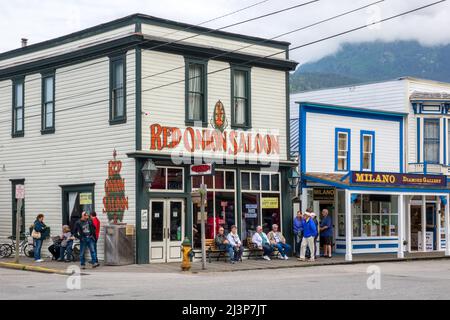 Touristen vor dem Red Onion Saloon Skagway, Einem berühmten historischen Bordell aus den Gold Rush Days. Historisches Gebäude Am Broadway, Skagway Stockfoto