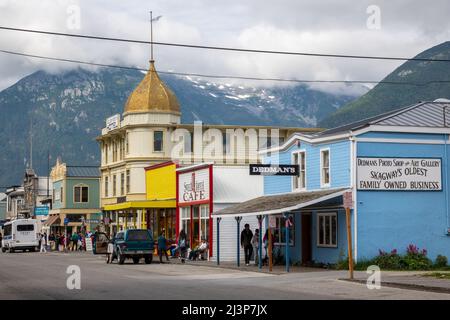 Zu den Geschäften am Broadway in Skagway Alaska gehören das Sweet Tooth Cafe und die historischen Gebäude des Golden North Hotels Stockfoto