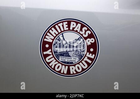 White Pass und Yukon Route Train Trip Logo Alaskan Railway Sightseeing Tour das Logo befindet sich auf Einer Autotür in Skagway, Alaska, Narrow Gauge Railway Stockfoto