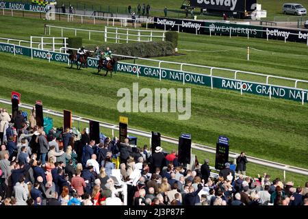 Der Vater Du Berlais wird von Jockey Mark Walsh auf dem Weg zum Sieg der JRL Group Liverpool Hurdle während des Grand National Day des Randox Health Grand National Festival 2022 auf der Aintree Racecourse, Liverpool, gefahren. Bilddatum: Samstag, 9. April 2022. Stockfoto