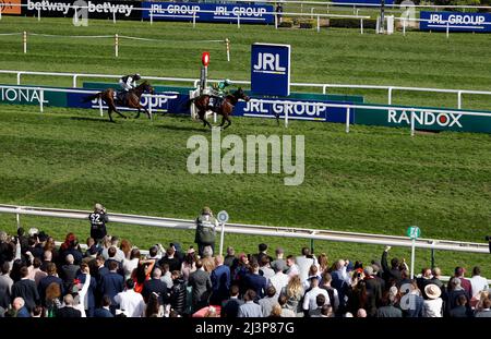 Der Vater Du Berlais wird von Jockey Mark Walsh auf dem Weg zum Sieg der JRL Group Liverpool Hurdle während des Grand National Day des Randox Health Grand National Festival 2022 auf der Aintree Racecourse, Liverpool, gefahren. Bilddatum: Samstag, 9. April 2022. Stockfoto