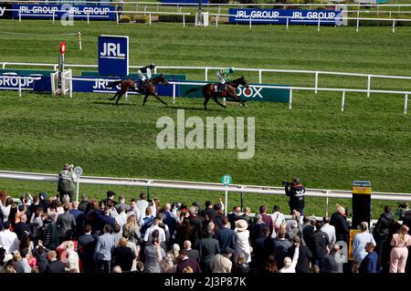 Der Vater Du Berlais wird von Jockey Mark Walsh auf dem Weg zum Sieg der JRL Group Liverpool Hurdle während des Grand National Day des Randox Health Grand National Festival 2022 auf der Aintree Racecourse, Liverpool, gefahren. Bilddatum: Samstag, 9. April 2022. Stockfoto