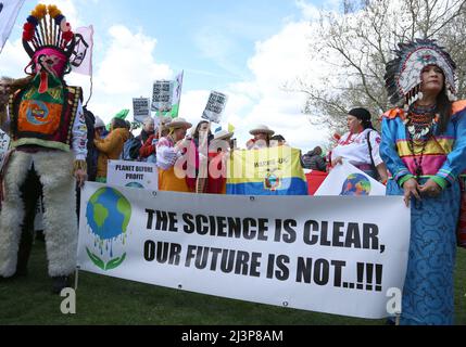 London, Großbritannien. 09. April 2022. Klimaaktivisten bereiten sich auf den ersten märz im Rahmen der Aktionswoche „Extinction Rebellion Week of Action“ im Hyde Park, London, vor. 9.. April 2022. Anna Hatfield/Pathos Credit: Pathos Images/Alamy Live News Stockfoto