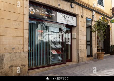 Felanitx, Spanien; april 07 2022: Hauptfassade des Hauptsitzes von Obra Cultural Balear, in der mallorquinischen Stadt Felanitx, Spanien Stockfoto