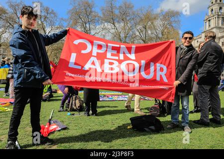London, Großbritannien. 09. April 2022. Demonstranten versammeln sich auf dem Parliament Square. Ein Protest zur Verteidigung der Ukraine wurde von der Arbeiterbewegung für die Ukraine und DER GEWERKSCHAFT PCS im Zentrum von London organisiert. Quelle: Imageplotter/Alamy Live News Stockfoto