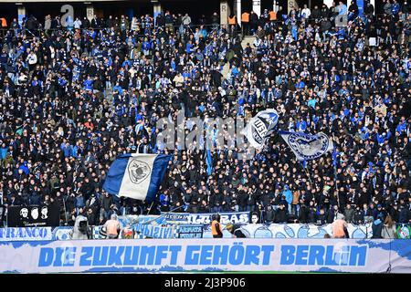 Berlin, Deutschland. 09. April 2022. Fußball: Bundesliga, Hertha BSC - 1. FC Union Berlin, Matchday 29, Olympiastadion. Hertha Fans in der vollgepackten Ostkurve. WICHTIGER HINWEIS: Gemäß den Anforderungen der DFL Deutsche Fußball Liga und des DFB Deutscher Fußball-Bundes ist es untersagt, im Stadion und/oder des Spiels aufgenommene Fotos in Form von Sequenzbildern und/oder videoähnlichen Fotoserien zu verwenden oder zu verwenden. Quelle: Sören Sache/dpa/Alamy Live News Stockfoto