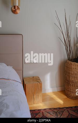 Inneneinrichtung Details eines Schlafzimmers in zeitgenössischem Stil. Ökologische Innenarchitektur Stockfoto