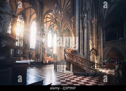 Innenansicht des Stephansdoms - Wien, Österreich Stockfoto