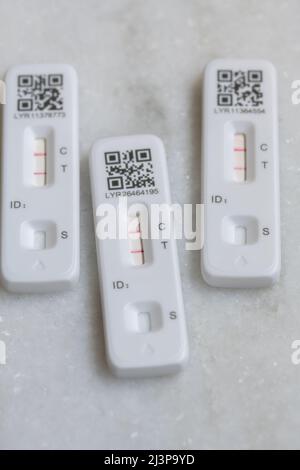 Selbst- oder selbst verabreichte laterale Schnellflusstests (Rapid lateral flow Tests, LFT) für COVID-19 Coronavirus, positiv Stockfoto