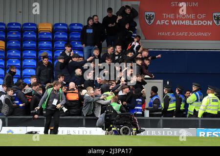 Kingston, Großbritannien. 09. April 2022. Milton Keynes Dons Fans verhöhnen die Heimfans. In Kingston, Vereinigtes Königreich am 4/9/2022. (Foto von Carlton Myrie/News Images/Sipa USA) Quelle: SIPA USA/Alamy Live News Stockfoto