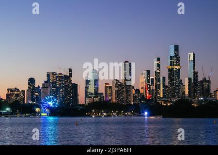 Melbourne, Victoria, Australien. 9. April 2022. MELBOURNE, AUSTRALIEN - 9. APRIL: Nachtstimmung und Skyline von Melbourne beim Formel-1-Grand-Prix von Australien 2022 am 9.. April 2022 (Bildquelle: © Chris Putnam/ZUMA Press Wire) Stockfoto