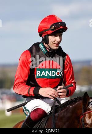 Aintree Racecourse. 9. April 2022. Aintree, Merseyside, England: Grand National Festival, Tag 3: Aidan Coleman, der Sam Brown (GB) zum Sieg in der Betway Handicap Steeple Chase am Nachmittag ritt Credit: Action Plus Sports/Alamy Live News Stockfoto