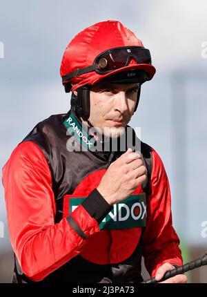 Aintree Racecourse. 9. April 2022. Aintree, Merseyside, England: Grand National Festival, Tag 3: Aidan Coleman, der Sam Brown (GB) zum Sieg in der Betway Handicap Steeple Chase am Nachmittag ritt Credit: Action Plus Sports/Alamy Live News Stockfoto