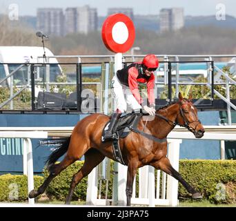 Aintree Racecourse. 9. April 2022. Aintree, Merseyside, England: Grand National Festival, Tag 3: Aidan Coleman reitet Sam Brown (GB) zum Sieg in der Betway Handicap Steeple Chase am Nachmittag Credit: Action Plus Sports/Alamy Live News Stockfoto