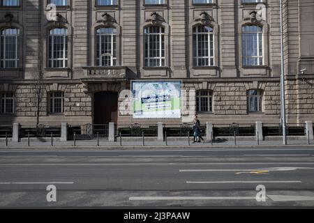 Berlin, Deutschland. 09. April 2022. Anzeige der Bundesregierung mit der Aufschrift: Impfung hilft und schützt vor schweren Krankheiten. Die deutsche Regierung hat ihre Pläne zur Einführung eines Impfstoffmandats für Coronaviren begraben, nachdem das parlament dieses Mandat abgelehnt hatte. (Foto: Michael Kuenne/PRESSCOV/Sipa USA) Quelle: SIPA USA/Alamy Live News Stockfoto