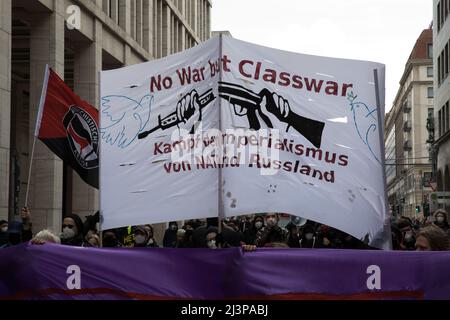 Berlin, Deutschland. 09. April 2022. Demonstranten versammelten sich in Berlin Mitte bei einer antiimperialistischen Kundgebung, um gegen den Krieg in der Ukraine, gegen die NATO und die deutsche Armee zu protestieren. (Foto: Michael Kuenne/PRESSCOV/Sipa USA) Quelle: SIPA USA/Alamy Live News Stockfoto