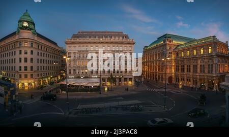 Panoramablick auf den Albertinaplatz bei Nacht mit Wiener Staatsoper, Sacher Hotel und Mozart Cafe - Wien, Österreich Stockfoto