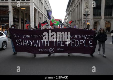 Berlin, Deutschland. 09. April 2022. Demonstranten versammelten sich in Berlin Mitte bei einer antiimperialistischen Kundgebung, um gegen den Krieg in der Ukraine, gegen die NATO und die deutsche Armee zu protestieren. (Foto: Michael Kuenne/PRESSCOV/Sipa USA) Quelle: SIPA USA/Alamy Live News Stockfoto