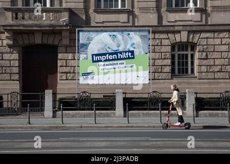 Berlin, Deutschland. 09. April 2022. Anzeige der Bundesregierung mit der Aufschrift: Impfung hilft und schützt vor schweren Krankheiten. Die deutsche Regierung hat ihre Pläne zur Einführung eines Impfstoffmandats für Coronaviren begraben, nachdem das parlament dieses Mandat abgelehnt hatte. (Foto: Michael Kuenne/PRESSCOV/Sipa USA) Quelle: SIPA USA/Alamy Live News Stockfoto