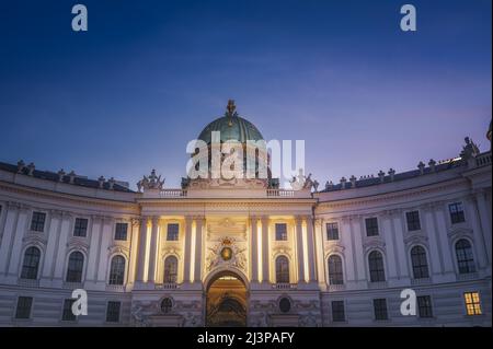 St. Michaels Flügel der Hofburg bei Nacht - Wien, Österreich Stockfoto