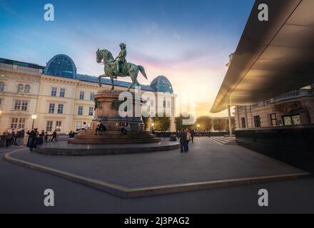 Erzherzog-Albrecht-Denkmal vor der Albertina bei Sonnenuntergang - Wien, Österreich Stockfoto