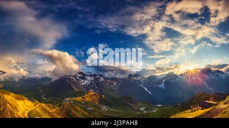 Eine tolle Aussicht auf die Berge Glühen durch Sonnenlicht in der Dämmerung. Dramatische und malerischen Morgen Szene. Lage der berühmten Großglockner Hochalpenstraße, Aus Stockfoto