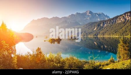 Blick auf die Inseln und türkisblaues Wasser am Eibsee am Fuße des Mt. Zugspitze. Morgen Szene. Lage berühmten Resort Garmisch-Partenkirchen, Bav Stockfoto