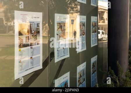 Felanitx, Spanien; april 07 2022: Immobilienfenster mit Spiegelungen einer Straße in der mallorquinischen Stadt Felanitx, Spanien Stockfoto