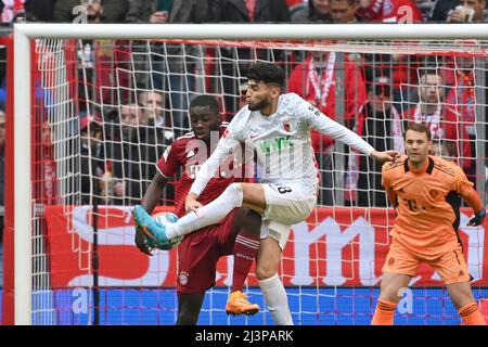 Ricardo Daniel PEPI (FC Augsburg), Action, Duelle gegen Dayot UPAMECANO (FC Bayern München). Fußball 1. Bundesliga-Saison 2021/2022, 29.Spieltag, matchday29. FC Bayern München - FC Augsburg 1-0 am 9.. April 2022, ALLIANZARENA München. Stockfoto