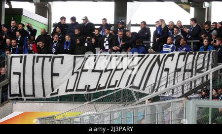 09. April 2022, Niedersachsen, Wolfsburg: Fußball: Bundesliga, VfL Wolfsburg - Arminia Bielefeld, Matchday 29, Volkswagen Arena. Fans von Arminia Bielefeld halten ein Plakat mit der Aufschrift "gute Besserung Fabi" als Zeichen der Unterstützung für Fabian Klos, der eine schwere Kopfverletzung erlitten hat. Foto: Swen Pförtner/dpa - WICHTIGER HINWEIS: Gemäß den Anforderungen der DFL Deutsche Fußball Liga und des DFB Deutscher Fußball-Bund ist es untersagt, im Stadion und/oder vom Spiel aufgenommene Fotos in Form von Sequenzbildern und/oder videoähnlichen Fotoserien zu verwenden oder zu verwenden. Stockfoto