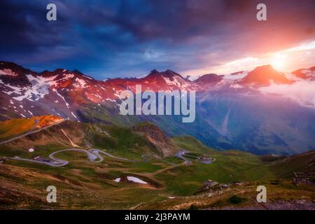 Eine tolle Aussicht auf die Berge Glühen durch Sonnenlicht in der Dämmerung. Dramatische und malerischen Morgen Szene. Lage der berühmten Großglockner Hochalpenstraße, Aus Stockfoto