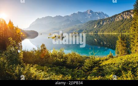 Blick auf die Inseln und türkisblaues Wasser am Eibsee am Fuße des Mt. Zugspitze. Morgen Szene. Lage berühmten Resort Garmisch-Partenkirchen, Bav Stockfoto