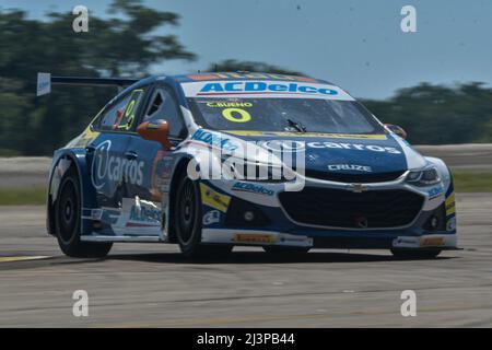 Rio De Janeiro, Brasilien. 09. April 2022. RJ - Rio de Janeiro - 04/09/2022 - STOCK CAR 2022, RIO DE JANEIRO ETAPPENTRAINING - Fahrer Caca Xeno beim Training für den Galeao Grand Prix auf der Caca-Xeno-Strecke, die auf dem RioGaleao Tom Jobim International Airport von der Stockcar-Saison 2022-Rennstrecke aufgebaut wurde. Foto: Thiago Ribeiro/AGIF Quelle: AGIF/Alamy Live News Stockfoto