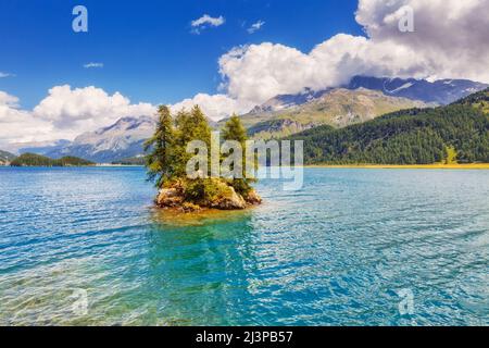 Fantastische Aussicht auf den türkisfarbenen Silsersee (Sils) inklusive Piz Corvatsch in den Schweizer Alpen. Lage berühmter Ferienort Oberengadiner Tal, Canto Stockfoto