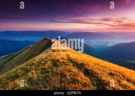 Eine tolle Aussicht auf die Berge Glühen durch Sonnenlicht in der Dämmerung. Dramatische und malerischen Morgen Szene. Ort: Karpaten, Ukraine, Europa. Künstler Stockfoto